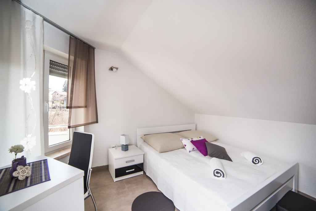 Guest House Melody Dreznik Grad ภายนอก รูปภาพ
